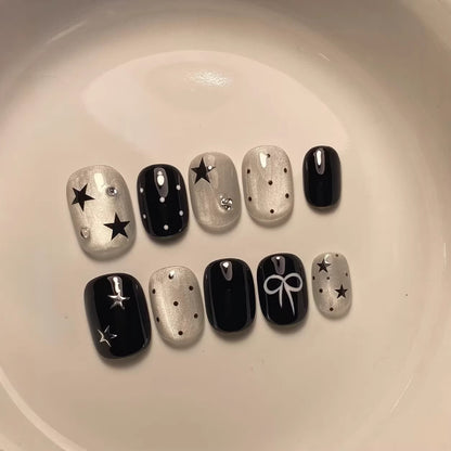 Dekoratives Press-On Nagelkunst-Set mit Stern- und Schleifendesigns
