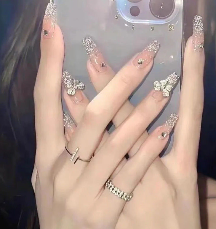 Elegantes Nageldesign mit Perlenverzierung Brehn