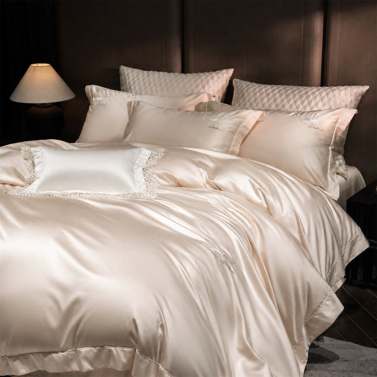 Luxuriöse Satin-Bettwäschegarnitur mit besticktem Schwanenmotiv und Spitzenkissen