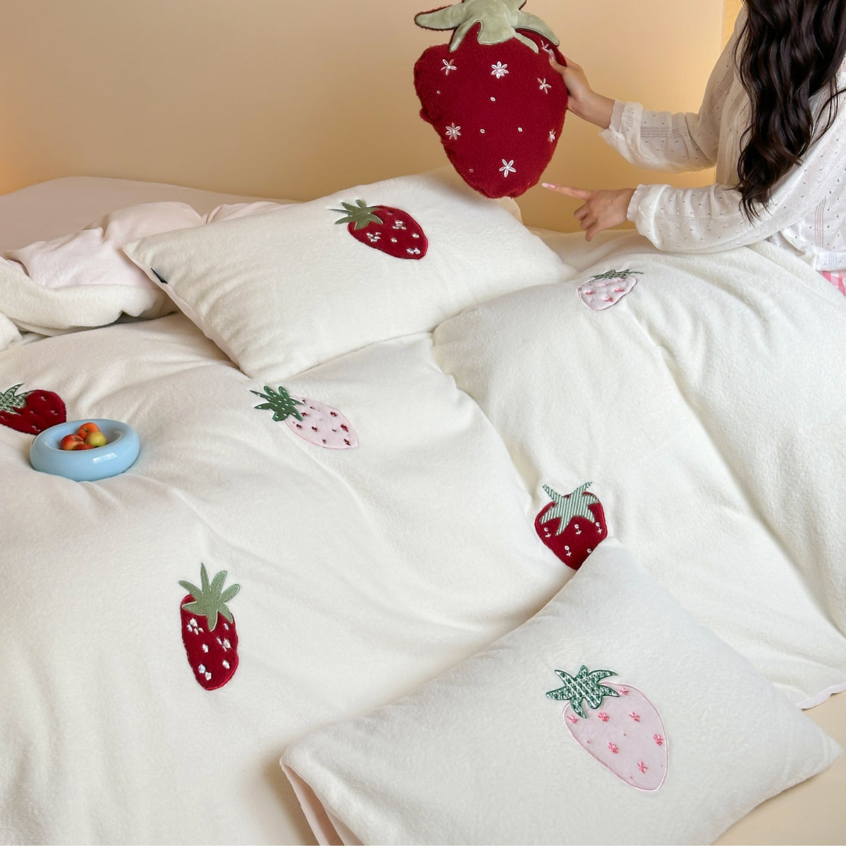 Bestickte Baumwoll-Bettbezug-Sets mit Erdbeer-Applikation