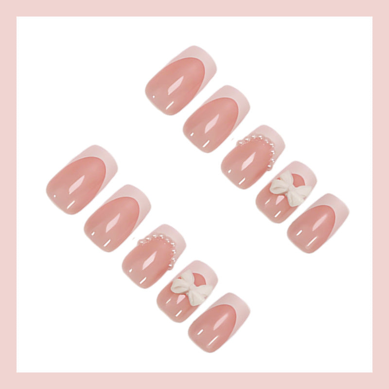 Kunstnagelset mit eleganten Blumen- und Perlenverzierungen Brehn