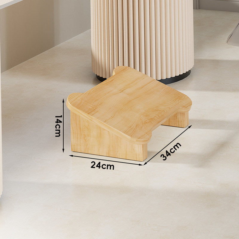 Niedriger Holztritt mit rutschfesten Streifen und kurviger ergonomischer Oberfläche