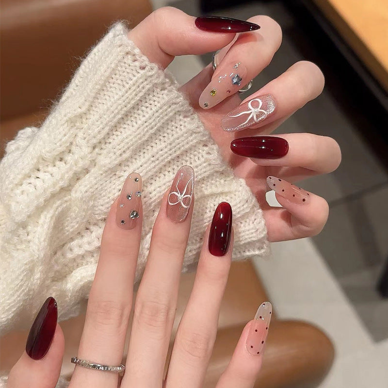 Elegantes Press-On-Nageldesign mit Strassakzenten Brehn