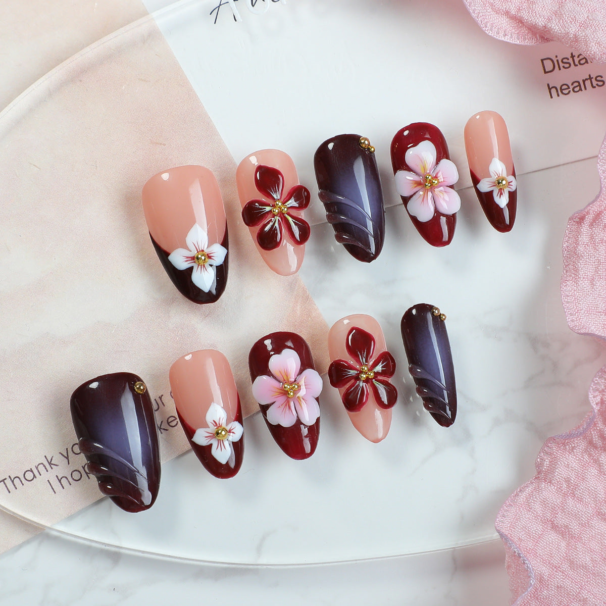 Kunstnagelset mit floralen Akzenten und luxuriösen Verzierungen Brehn