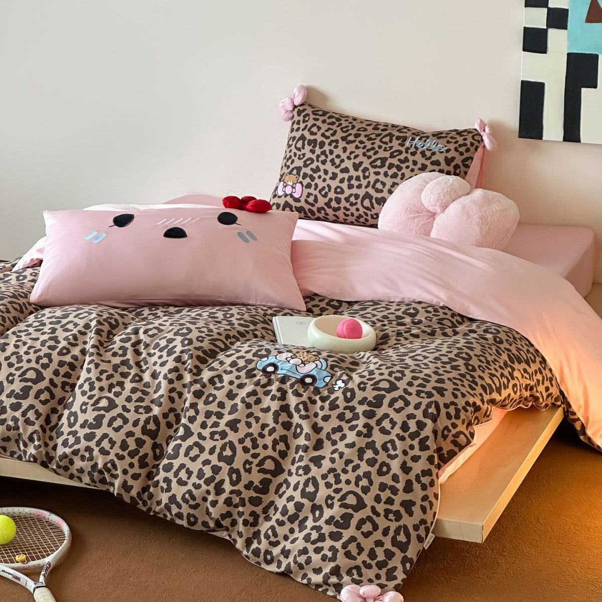 Leopard-Print Baumwollsatin Bettwäsche Set mit Wendbarem Pinkem Laken und Cartoon Applikations-Kissenbezügen