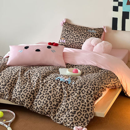 Leopard-Print Baumwollsatin Bettwäsche Set mit Wendbarem Pinkem Laken und Cartoon Applikations-Kissenbezügen