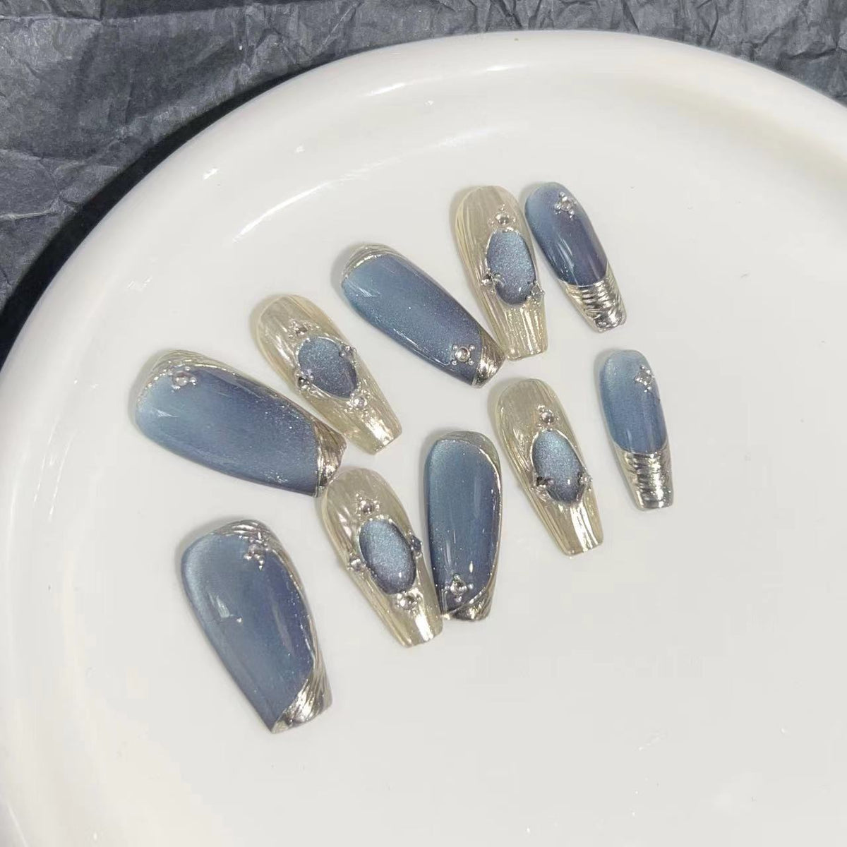 Elegantes Press-On Nail Set mit künstlerischem Metallic-Design Brehn
