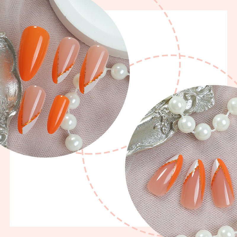 Kunstnagelset mit elegantem mattierten Finish und goldenen Akzenten Brehn