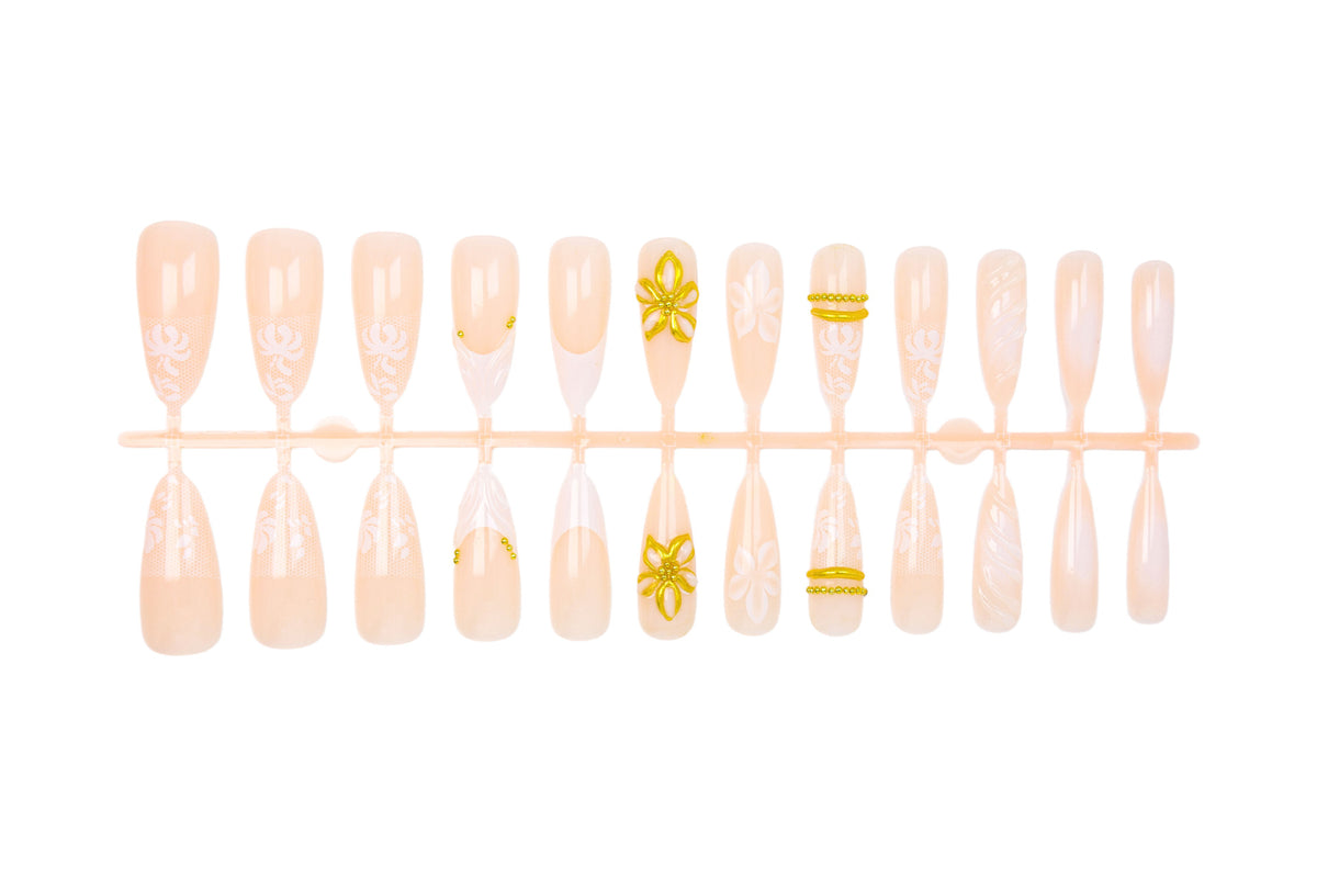 Kunstnagelset mit eleganten Blüten- und Glitzerdetails Brehn