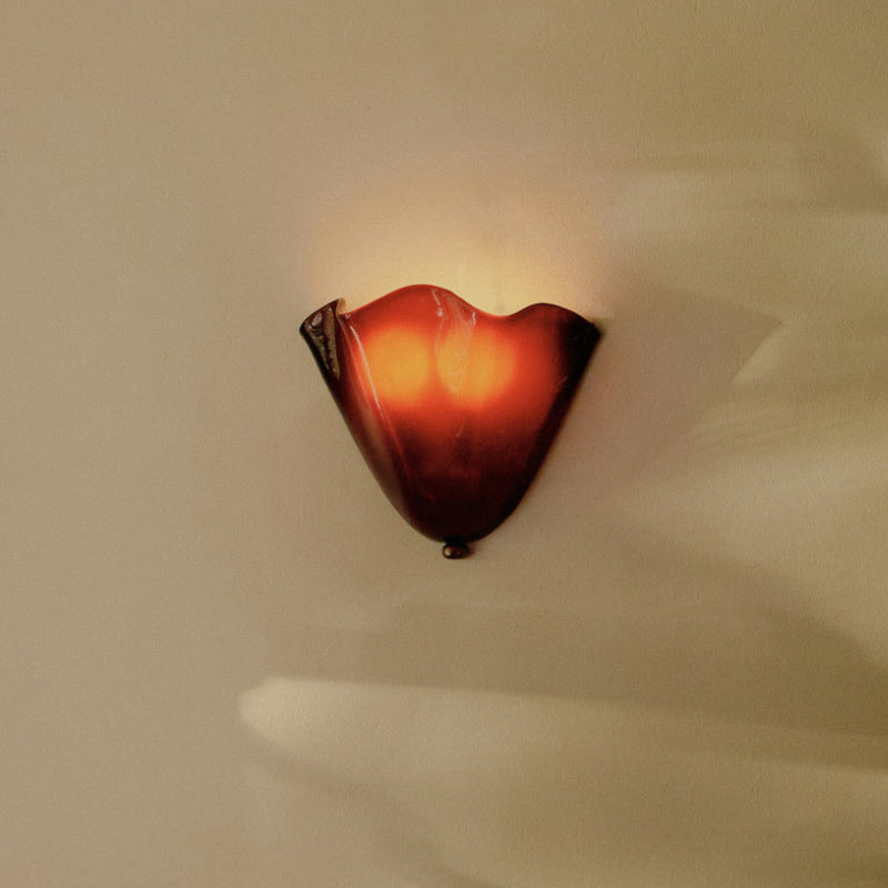 Brehn | Retro Wandleuchte aus farbigem Glas im rockförmigen Schalenmuster