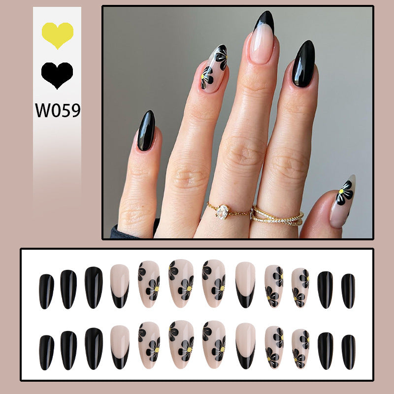 Elegante Nagelspitzen mit floralen Akzenten Brehn