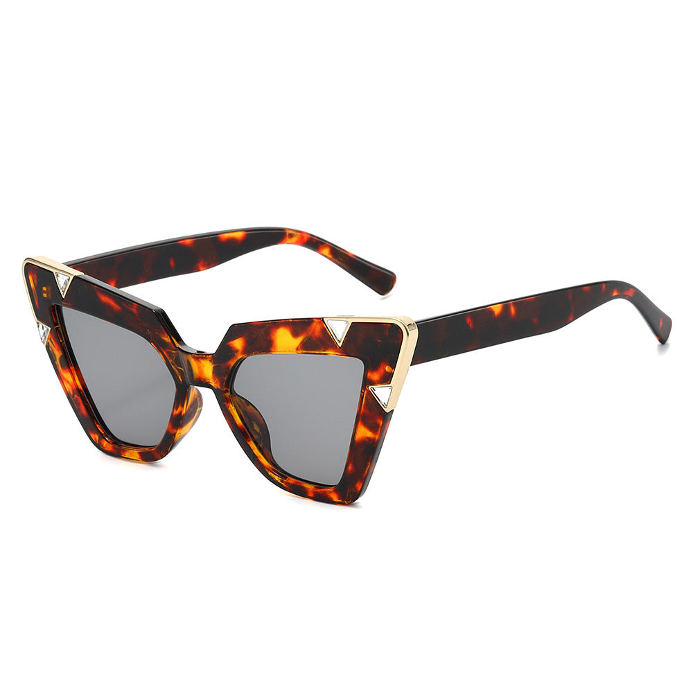Statement Cat-Eye Sonnenbrillen mit dekorativen Akzenten Brehn
