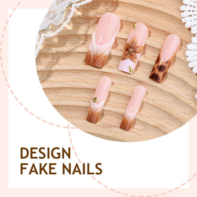 Kreatives Kunstnagelset mit floralen Akzenten und Ombre-Effekt Brehn