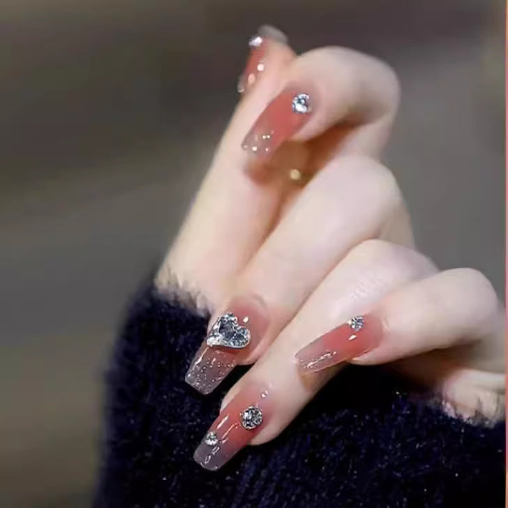 Elegante Nail Art mit Glitzer und Strass Brehn