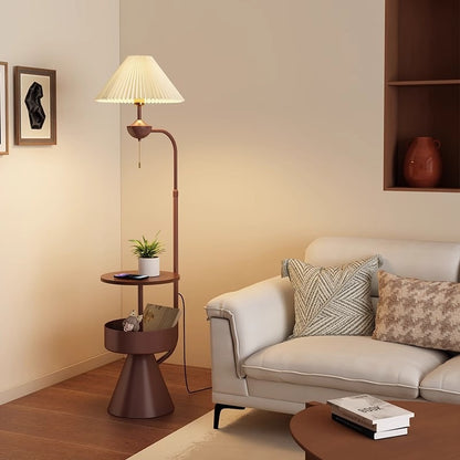Elegante Stehlampe mit Faltenschirm