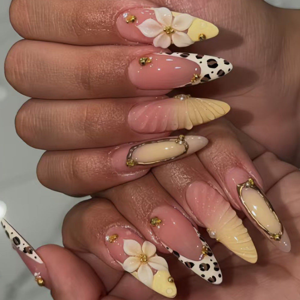 Dekorative Stiletto Nagelkunst Tipps mit floralen Akzenten Brehn