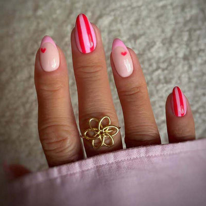 Kreative gestreifte Nagelkunst