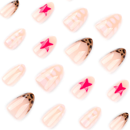 Kunstvolle Nagelkunst mit niedlichen Motiven und Glitzerakzenten Brehn