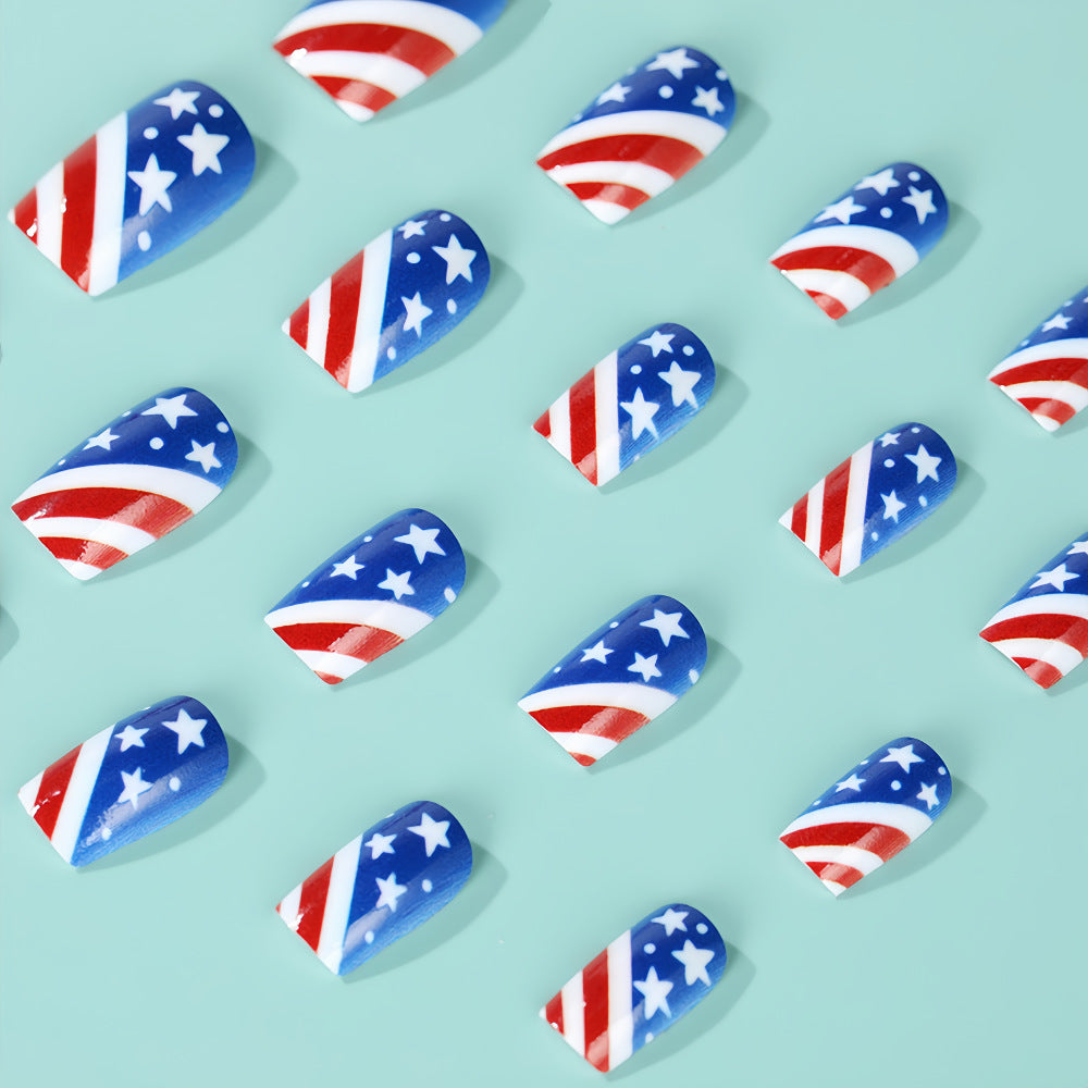 Kunstnägel im patriotischen Sternen- und Streifen-Design Brehn