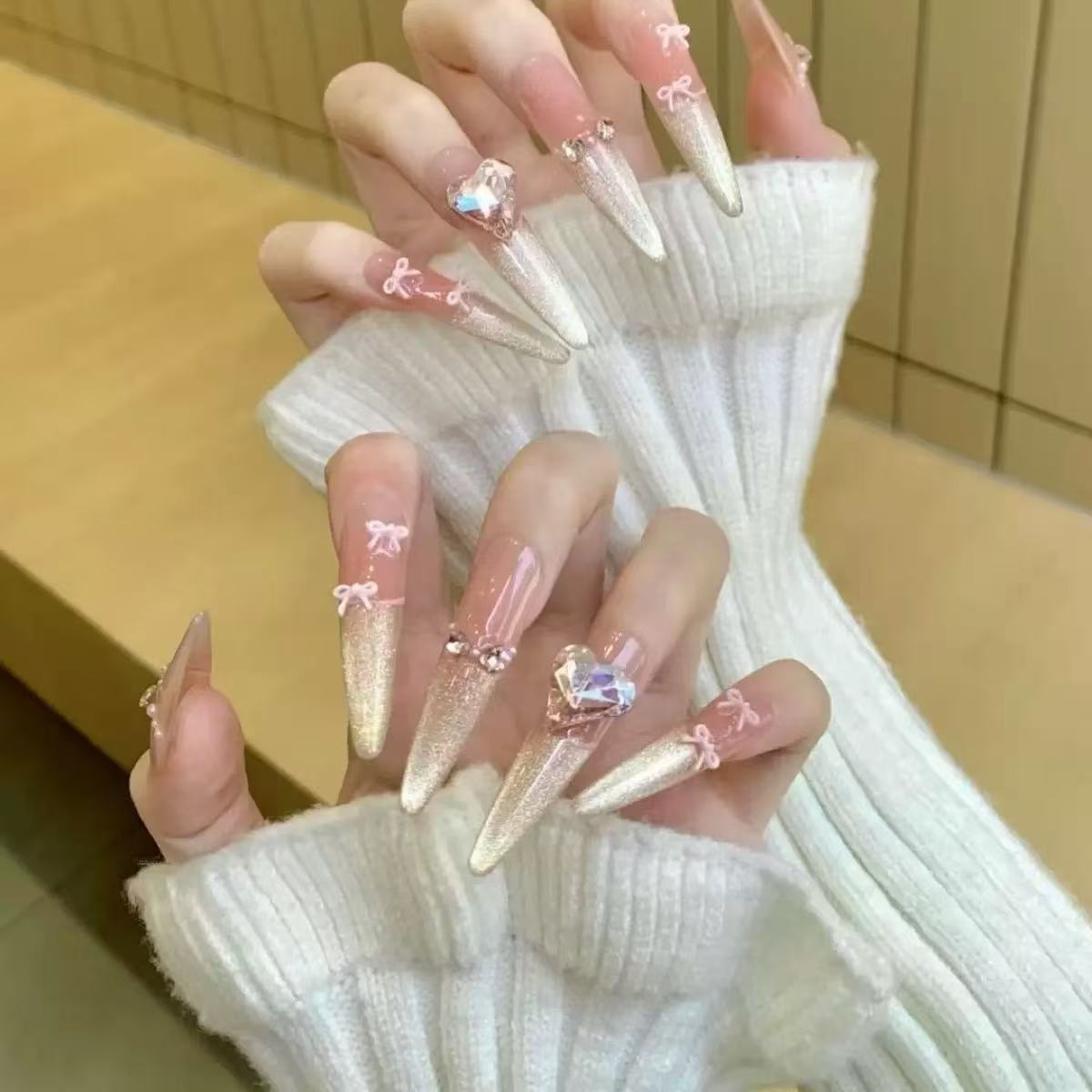 Glamouröse Kunstnagelspitzen mit eleganten Verzierungen Brehn