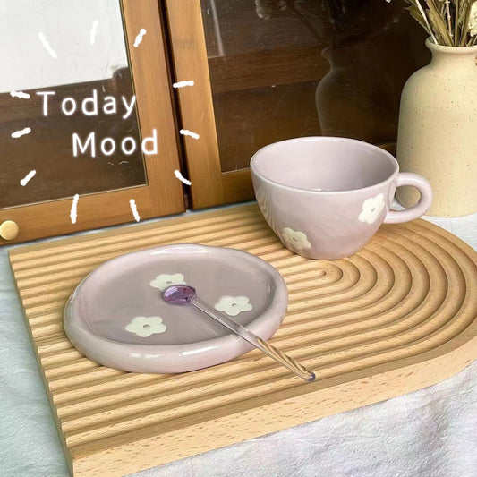 Große Keramik-Schale als Kaffee- und Teetasse mit passender Untertasse und dekorativen Blütenapplikationen