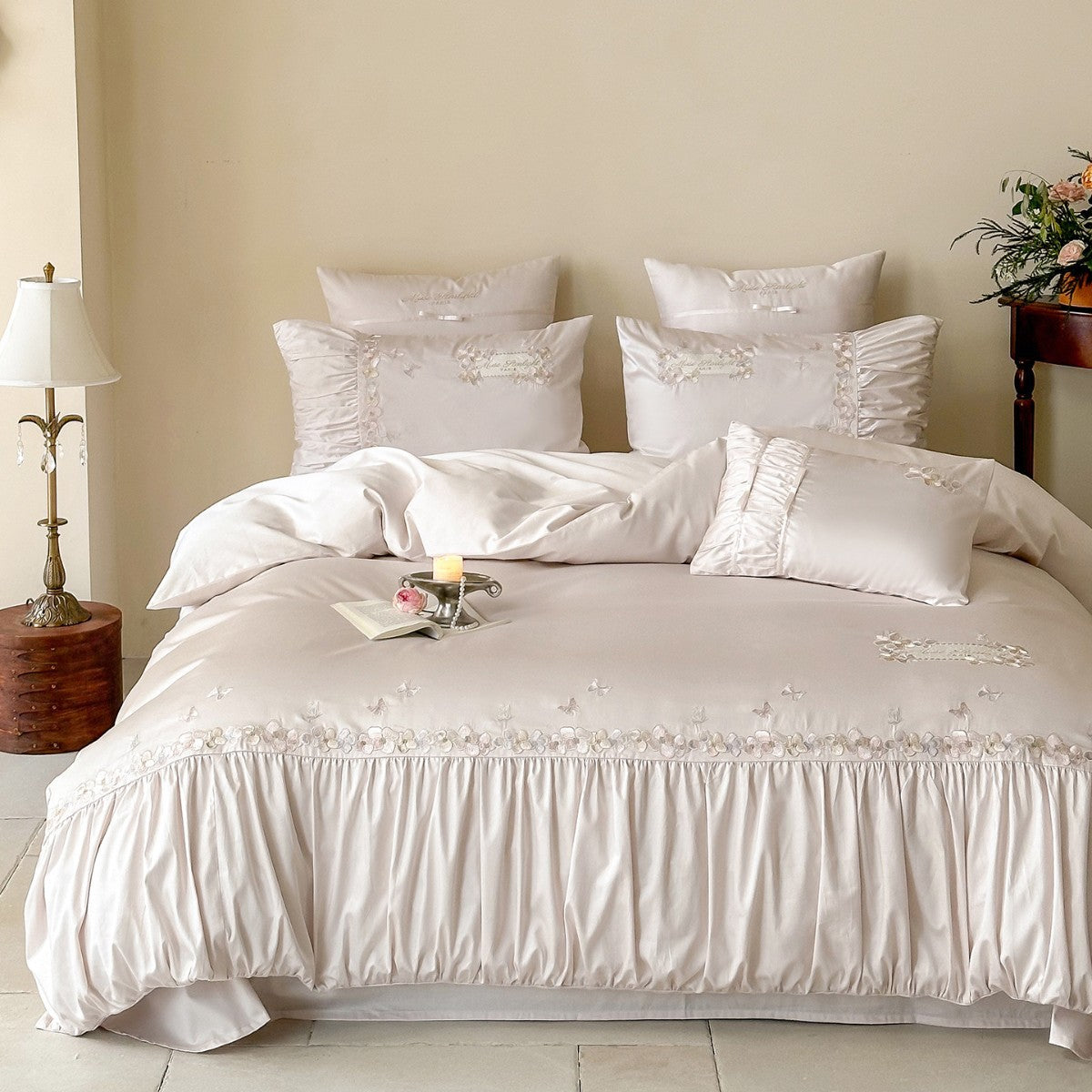 Bestickte Satin-Feel Rüschende Bettbezug Set mit Dekorativen Kissenbezügen