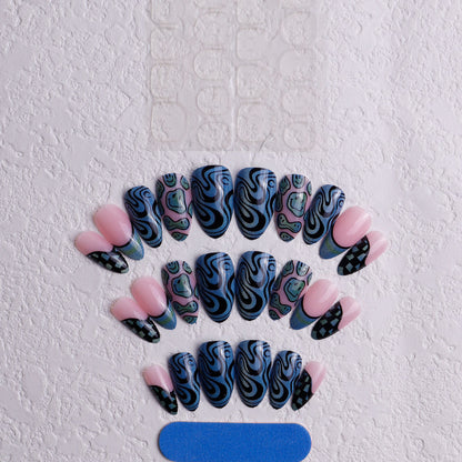 Künstlerische abstrakte Nagelkunst