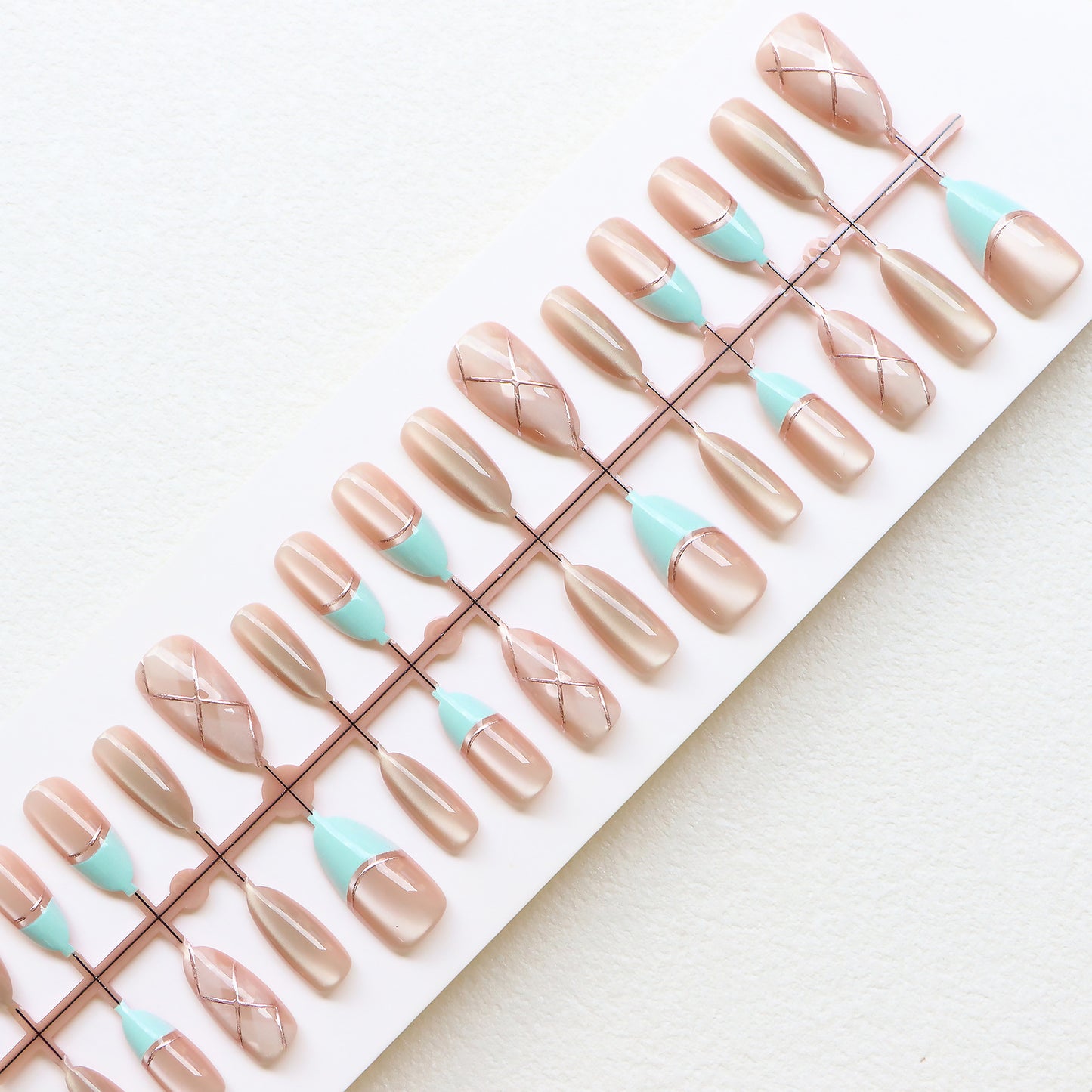 Elegantes Künstlerisches Press-On-Nagelset Brehn
