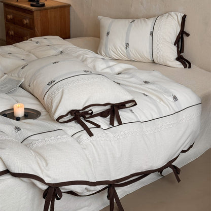 Bestickte Leinenmischung Bettdeckenbezug Set mit gewelltem Spitzenrand und Kontrastbandbindungen