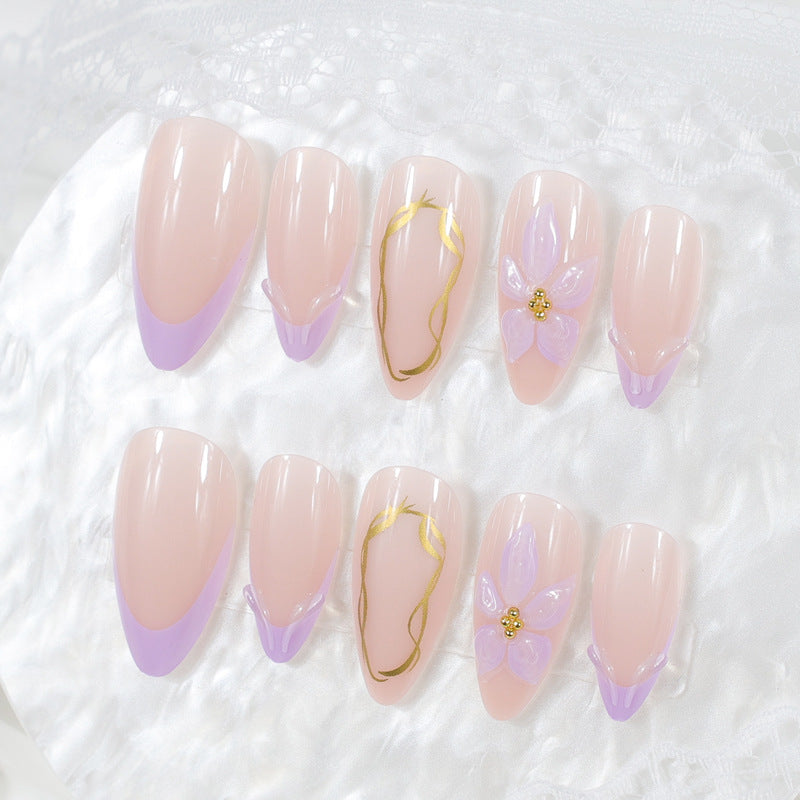 Kunstnagelset mit zarten floralen Verzierungen und elegantem Glanz Brehn