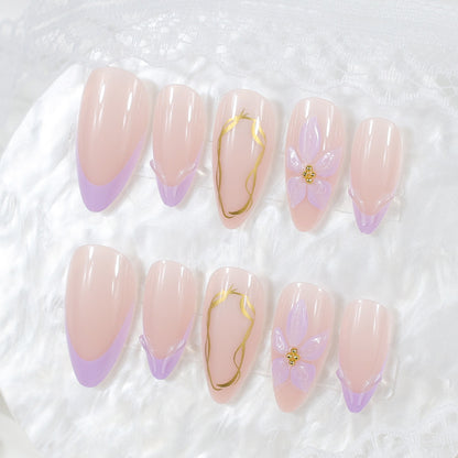 Kunstnagelset mit zarten floralen Verzierungen und elegantem Glanz Brehn