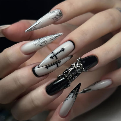 Gothic-inspirierte Stiletto-Nagelkunstverlängerungen Brehn