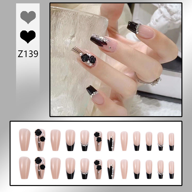 Kunstnagelset mit eleganten Glitzerverzierungen und schimmernden Akzenten Brehn