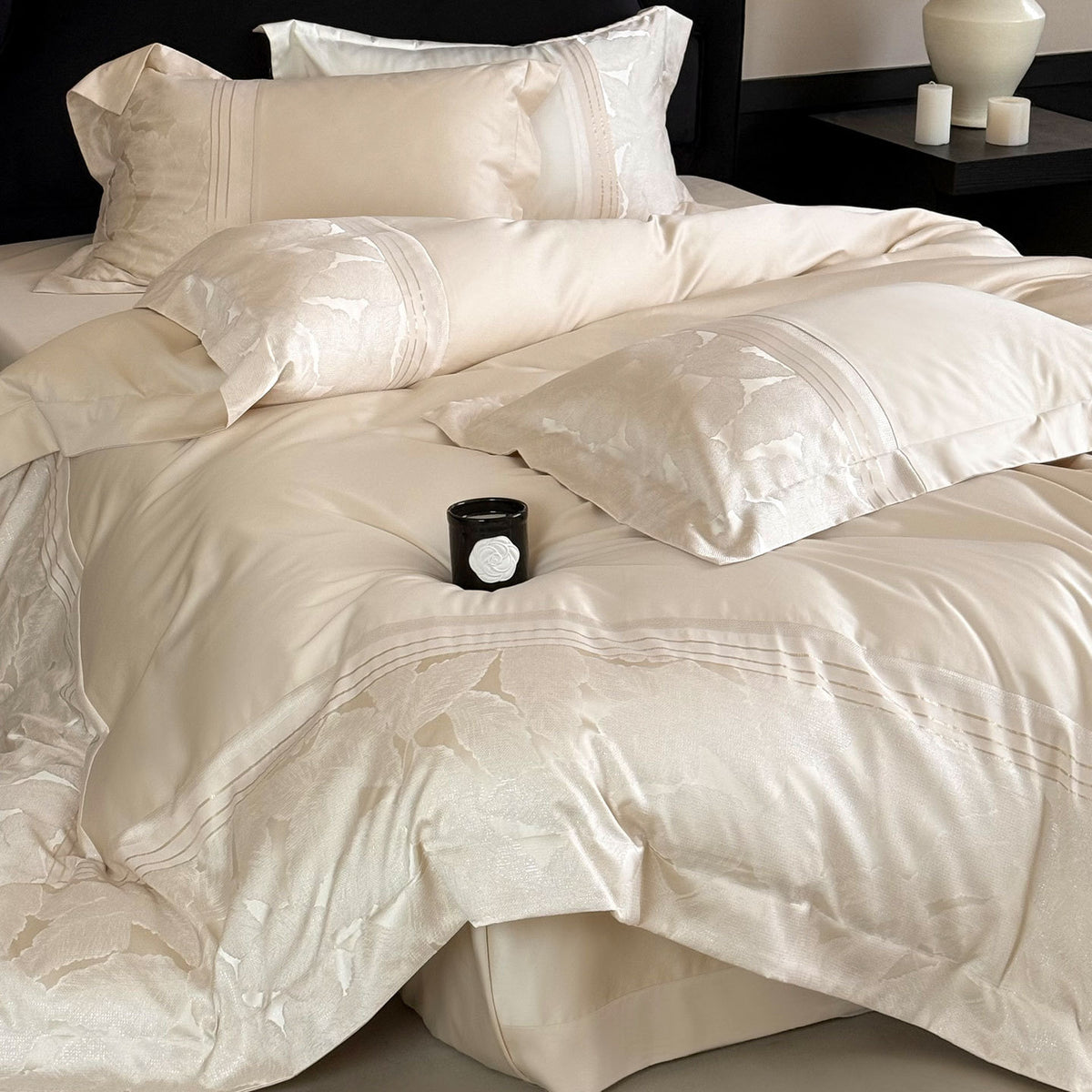 Luxuriöses Satin-Jacquard-Blumenbettwäsche-Set mit plissiertem Bettrock