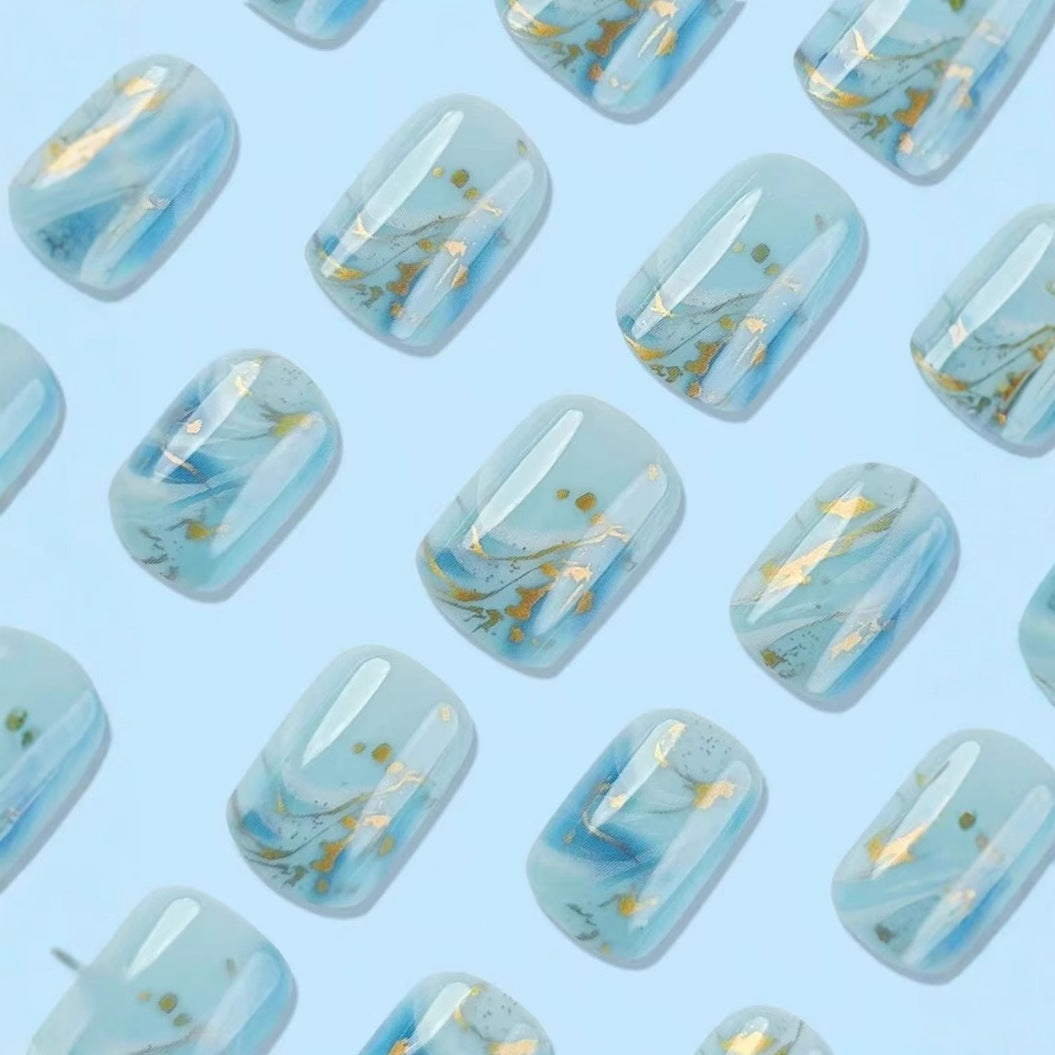 Kunstnagelset mit luxuriösem Marmor-Design und Goldakzenten Brehn