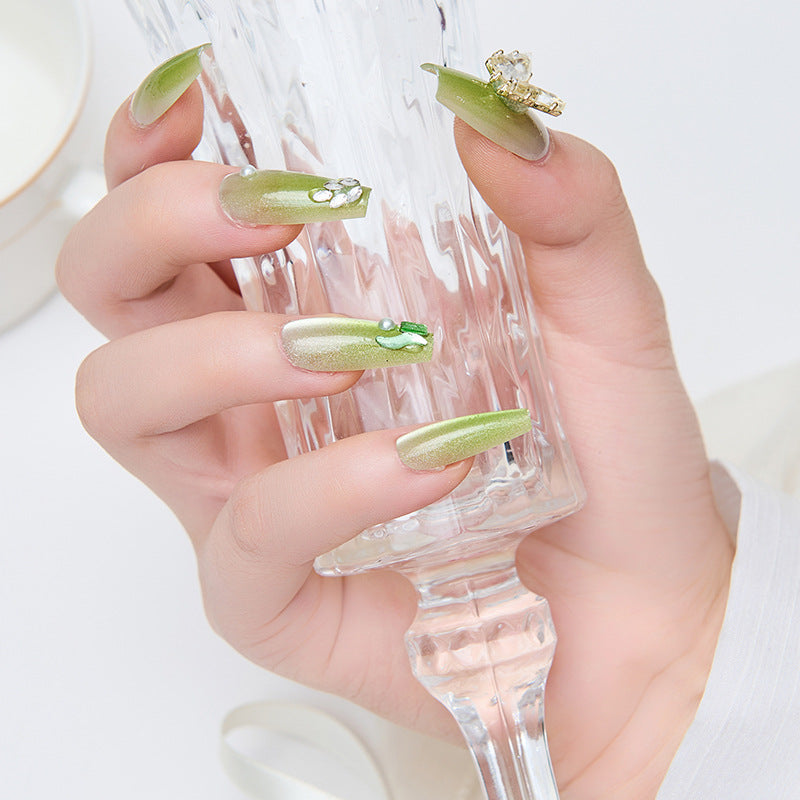 Kunstnägel mit Schmetterlingsakzenten und Glitzerdetails Brehn