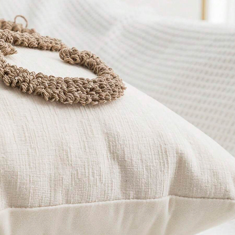Dekorativer quadratischer Kissenbezug mit handgetuftetem Schriftzug aus Bouclé Brehn