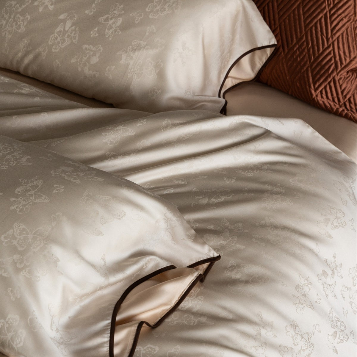 Luxuriöser Jacquard-Satin Bettwäsche Set mit gewelltem Piping