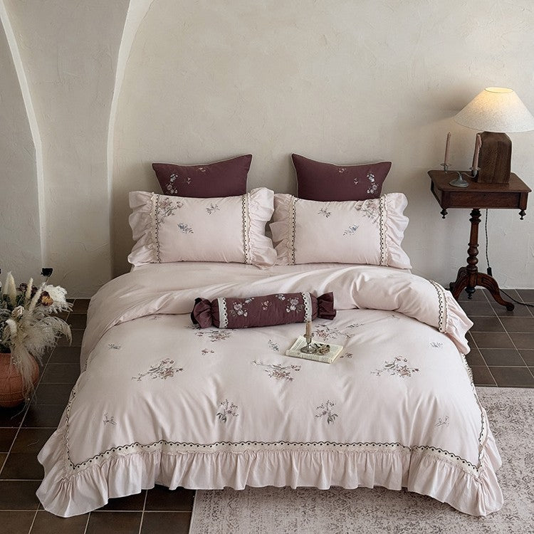 Bettwäsche-Set aus Baumwollsatin im Vintage-Stil mit floraler Stickerei, Volant und Spitzenbesatz