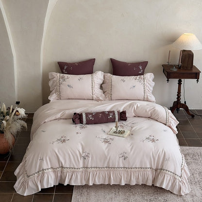 Bettwäsche-Set aus Baumwollsatin im Vintage-Stil mit floraler Stickerei, Volant und Spitzenbesatz