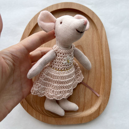 Handgemachte Leinenmaus Puppe mit gehäkeltem Kleid und bestickten Details