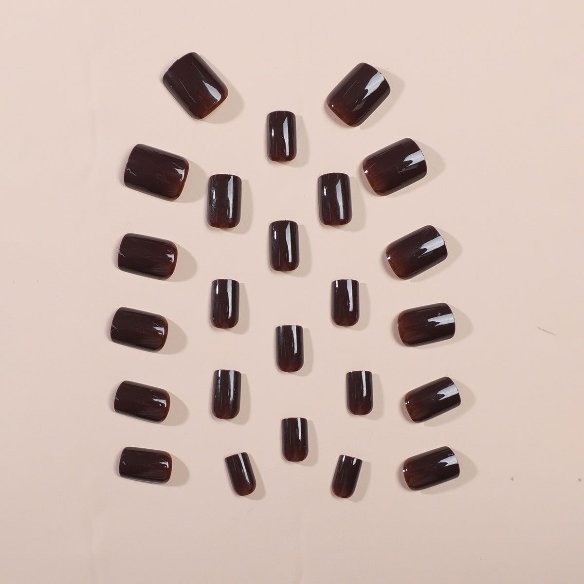 Kunstnagelset mit stylishen Akzenten Brehn