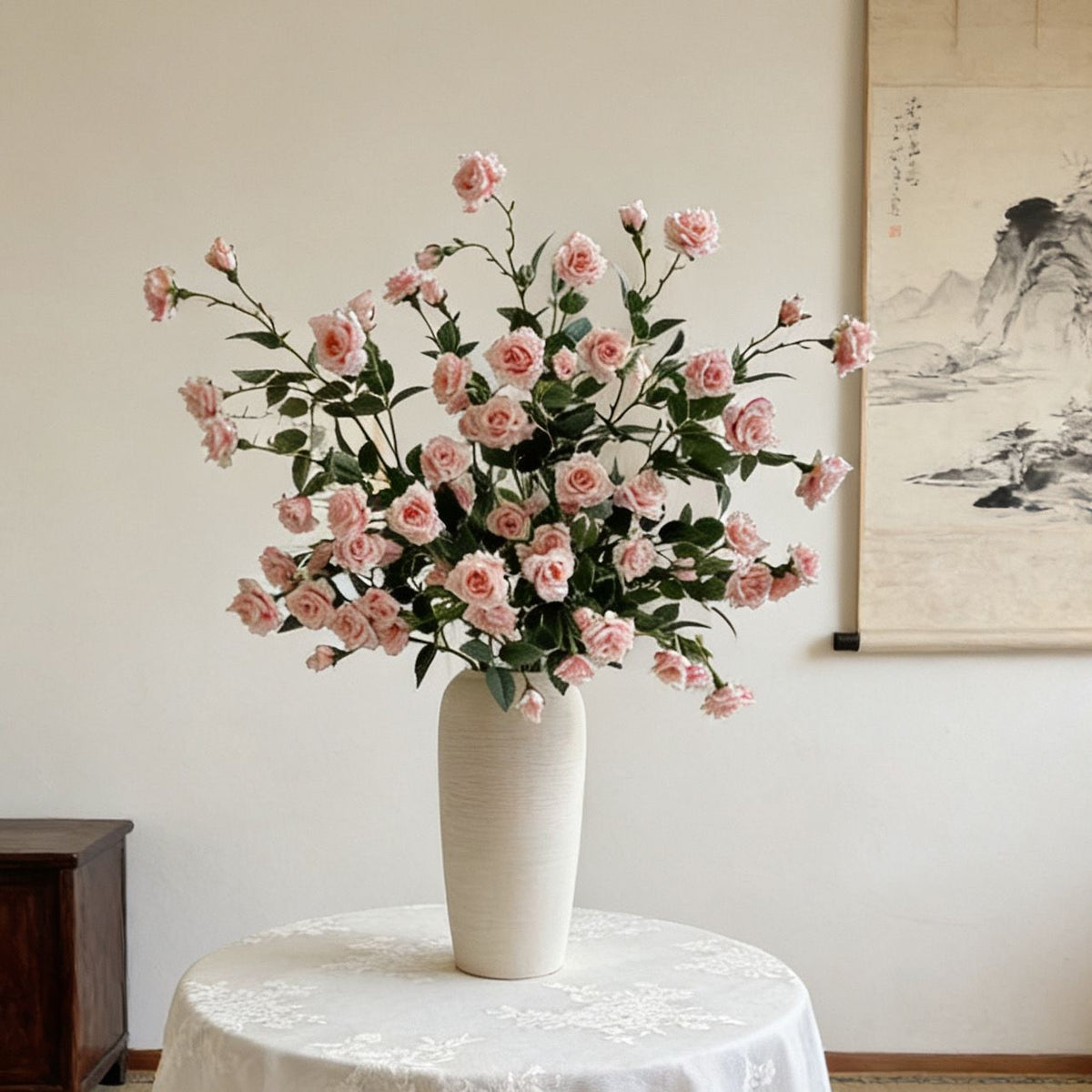 Lebensechte rosa Rosen Blumenarrangement