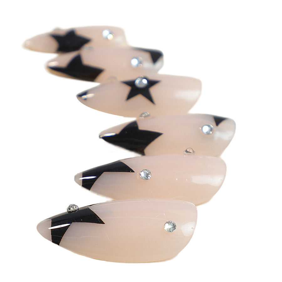 Kunstnagelset mit glamourösen Sternenmotiven und eleganten Spitzendesigns Brehn