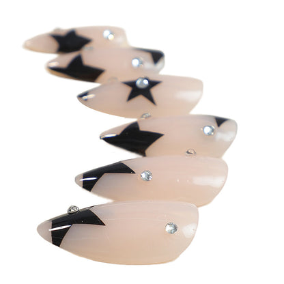 Kunstnagelset mit glamourösen Sternenmotiven und eleganten Spitzendesigns Brehn