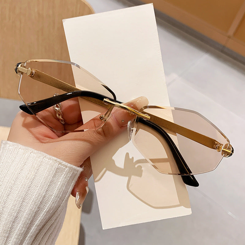 Damen Designer Sonnenbrille mit hexagonalem Rahmen und goldenen Akzenten Brehn