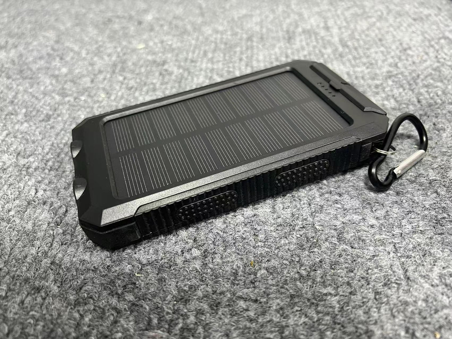 Tragbare Solar-Powerbank mit Integrierter Ladesteckerfunktion Brehn