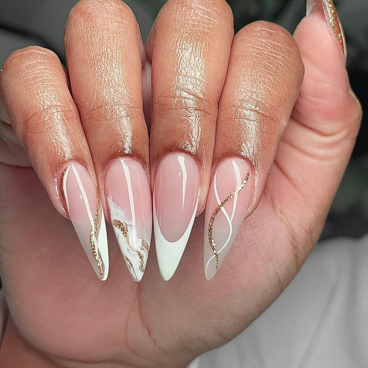 Kunstvolle Stiletto-Nägel mit elegantem Marmor- und Glitzer-Design Brehn