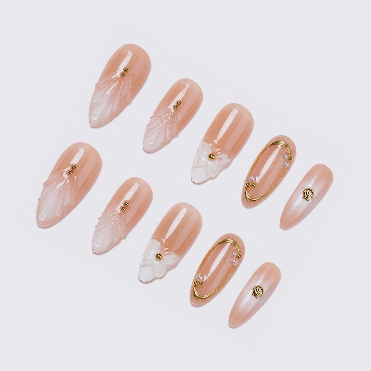 Kunstnagelset mit eleganten 3D-Motiven und goldenen Akzenten Brehn