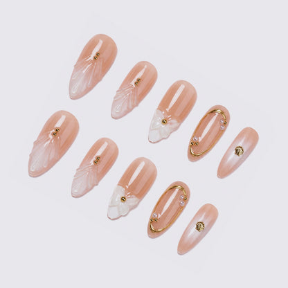 Kunstnagelset mit eleganten 3D-Motiven und goldenen Akzenten Brehn